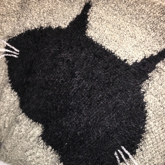 Very cute beige and black cat sweater! - Picture 4 of 6